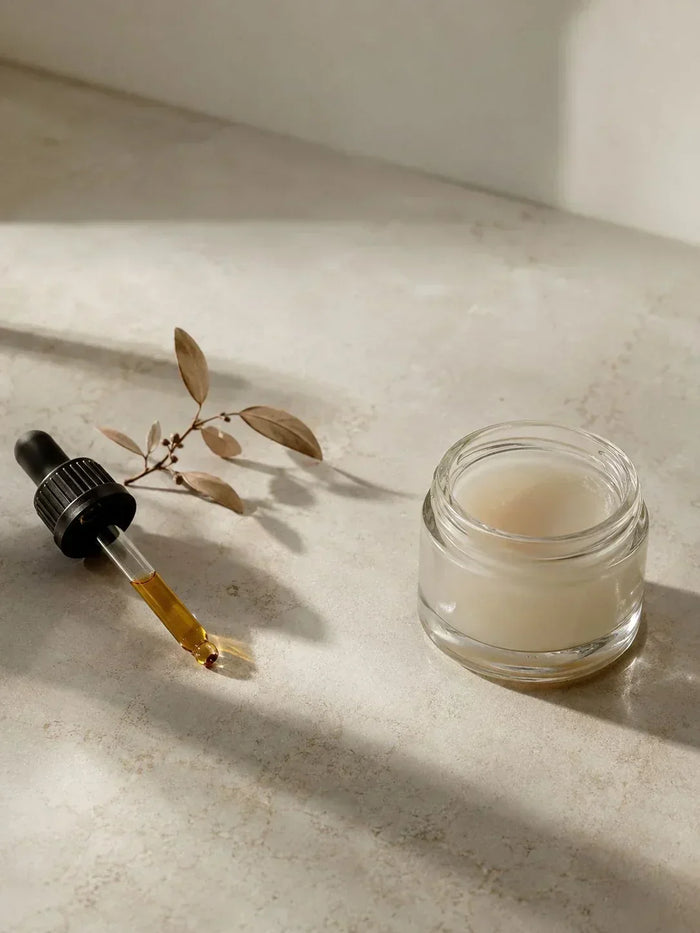 Petrolatum, aceite mineral y el mito del "oil free": la desinformación que más daño ha hecho a muchas pieles