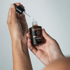 Aplicación del sérum antimanchas Derma MelaZero POOM — Tono unificado