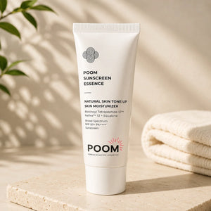 Sunscreen Essence POOM SPF 50+ PA++++ · protector solar facial con Naflex™12 Biotinoyl Tetrapeptide-51 y 43% caléndula · textura ligera cosmética coreana
